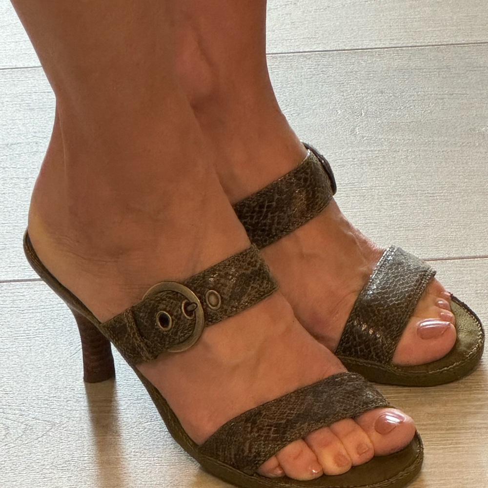 Aerosoles leather green/ brown Snake Print Sandals/perfect for summer